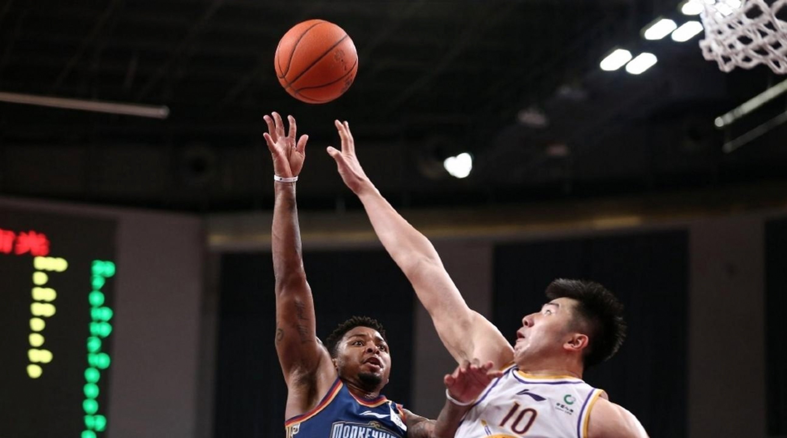 教练员非常耐心不厌其烦地给队员们讲解战术安排 教练员非常耐心不厌其烦地给队员们讲解战术安排