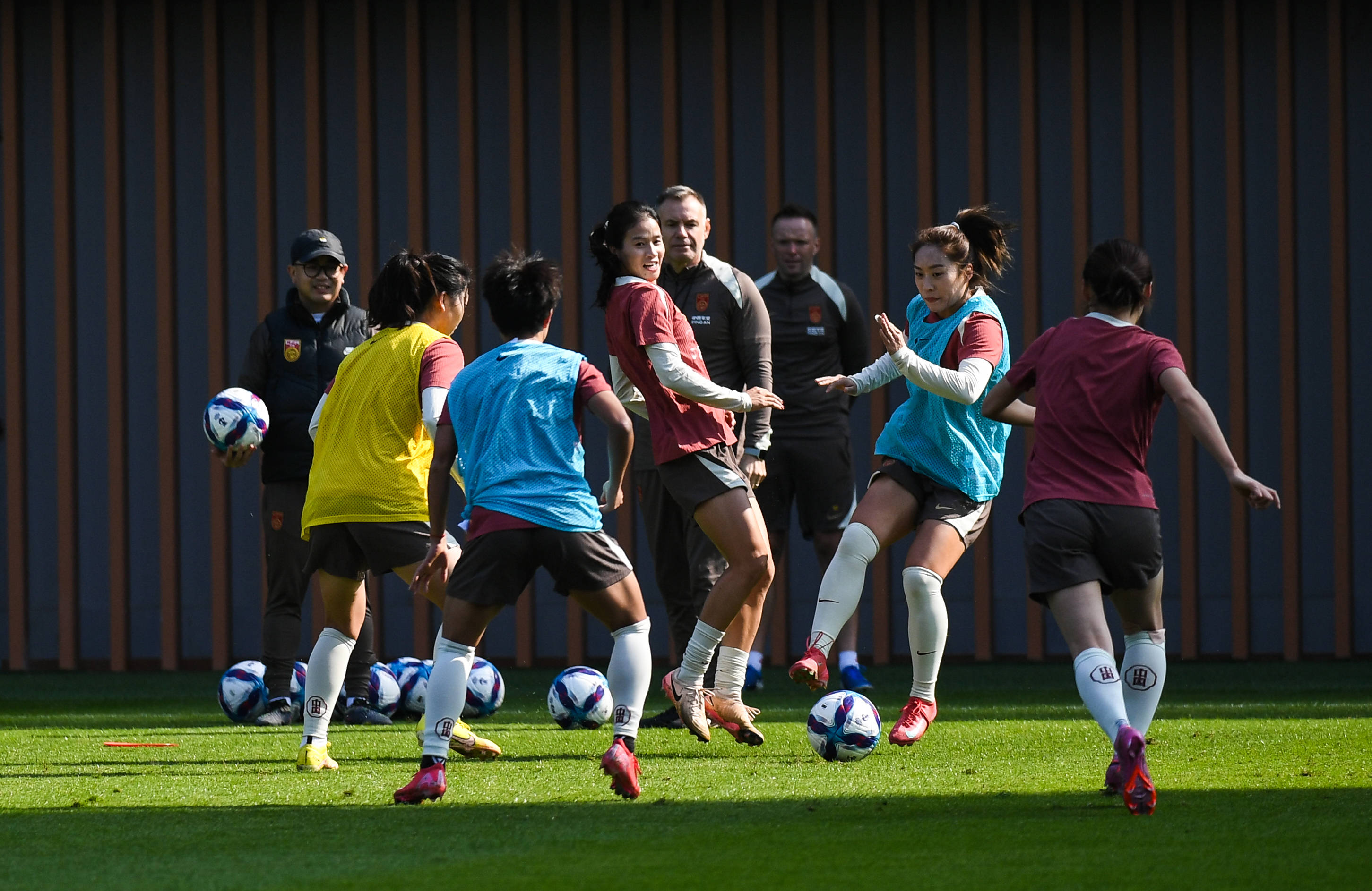 教练员非常耐心不厌其烦地给队员们讲解战术安排 教练员非常耐心不厌其烦地给队员们讲解战术安排